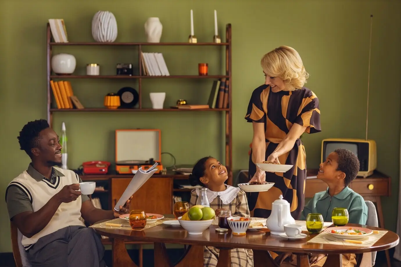 Frontalansicht einer modernen Familie im Retro-Stil